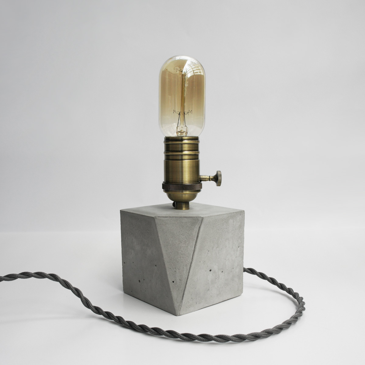 ANGLE 切角青古銅幾何設計水泥燈・桌燈・家飾