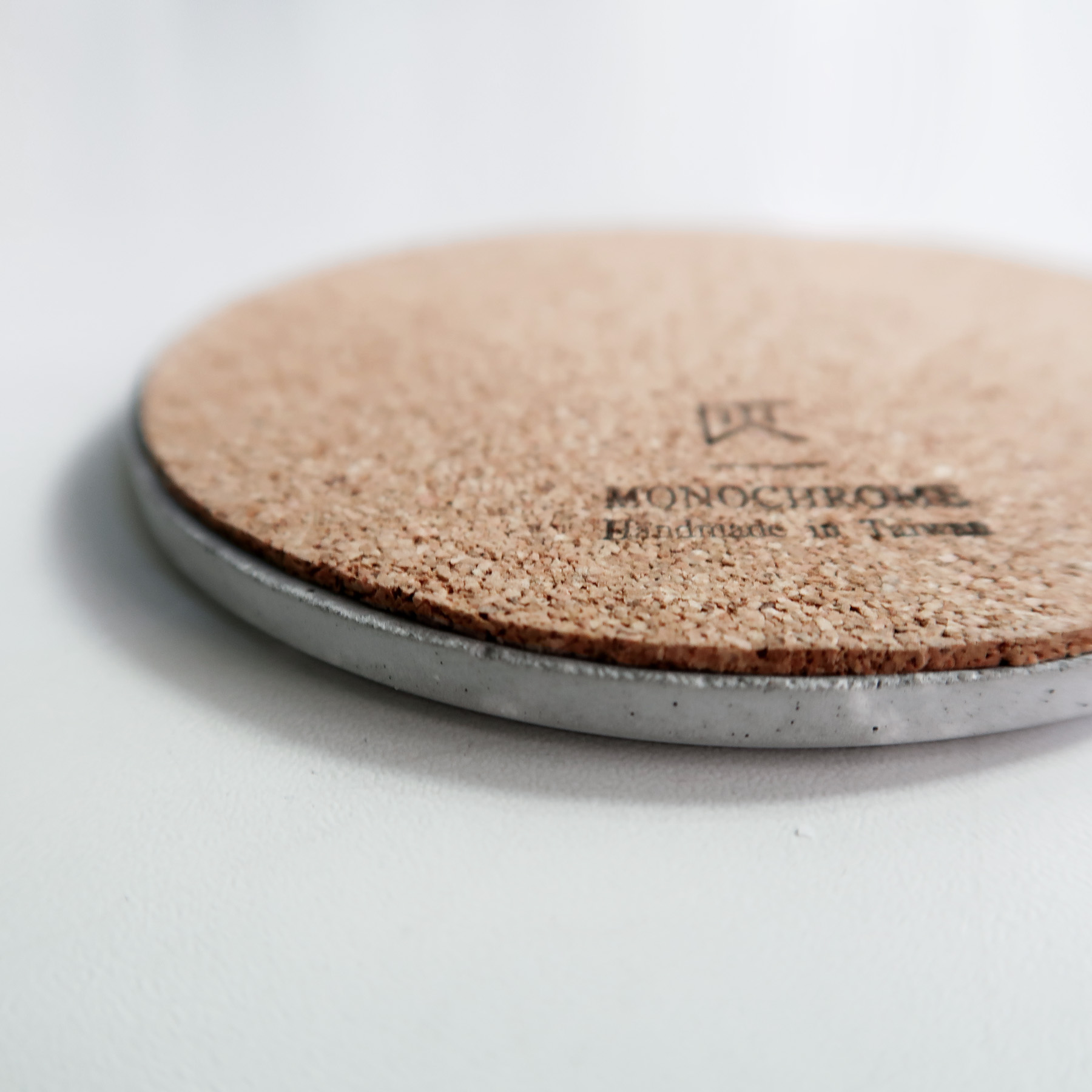 Concrete Design 大氣層灰白紋理水泥吸水圓墊・杯墊・飾品盤 - 軟木底墊