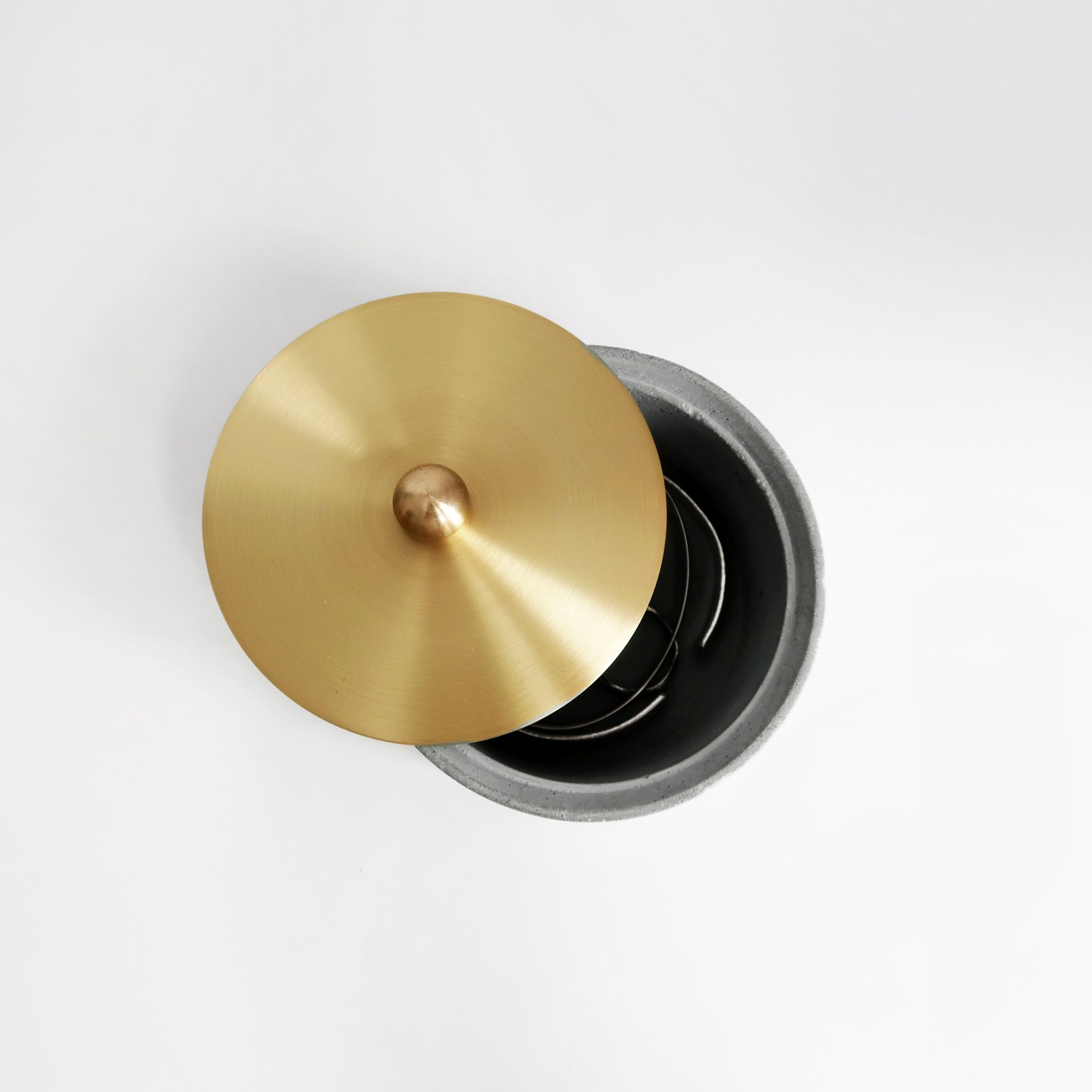 GLODEN MOON 懸月圓球黃銅蓋水泥收納容器・飾品盒・煙灰缸