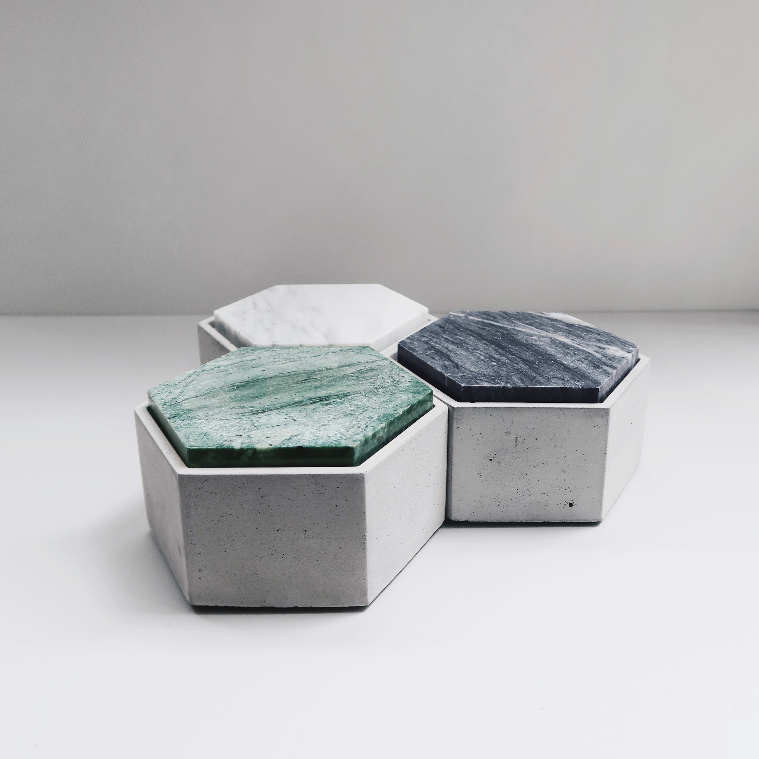 THE ROCK hexagonal concrete box with marble lid / Jewelry box / Ashtray