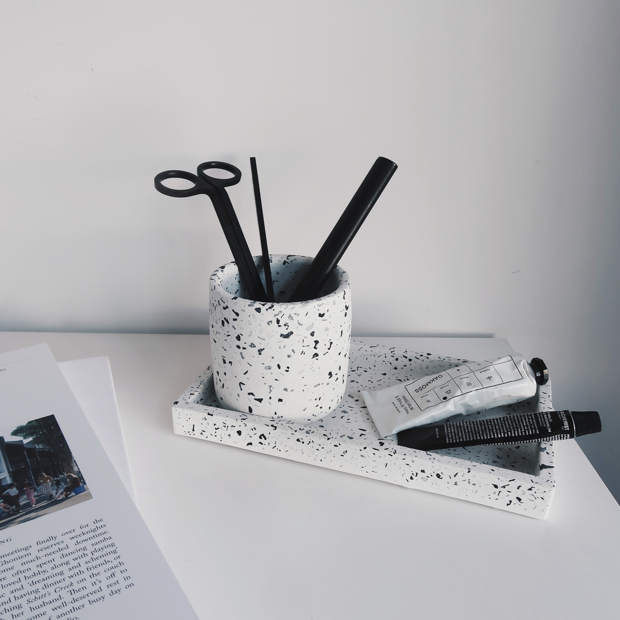 Terrazzo 水磨石經典黑白圓形水泥桌面收納・文具收納・刷具收納