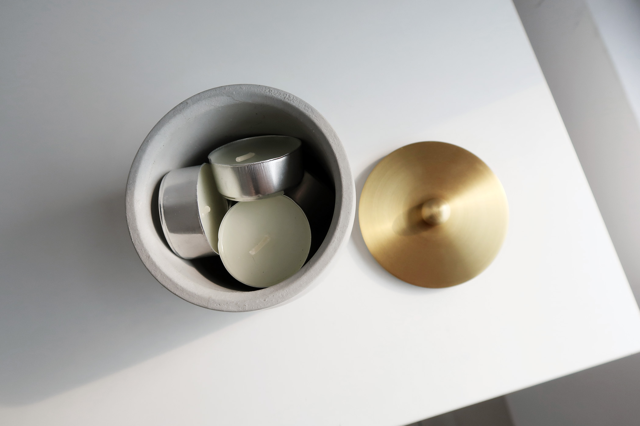 GLODEN MOON 懸月 / 圓球黃銅蓋水泥收納
罐