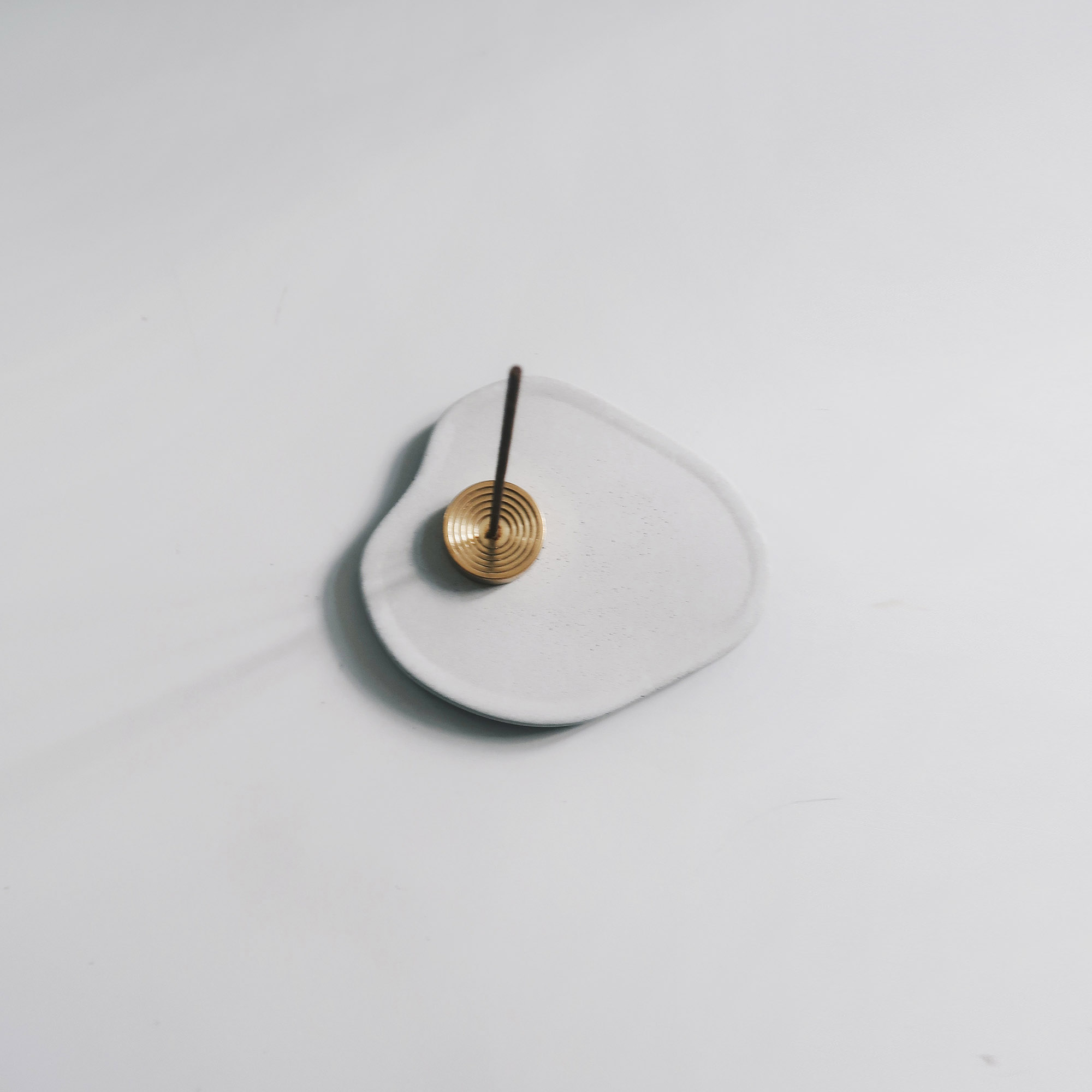 PEACEFUL LAKE 靜湖｜黃銅漣漪線香座水泥盤・擴香盤 / concrete incense holder wish brass