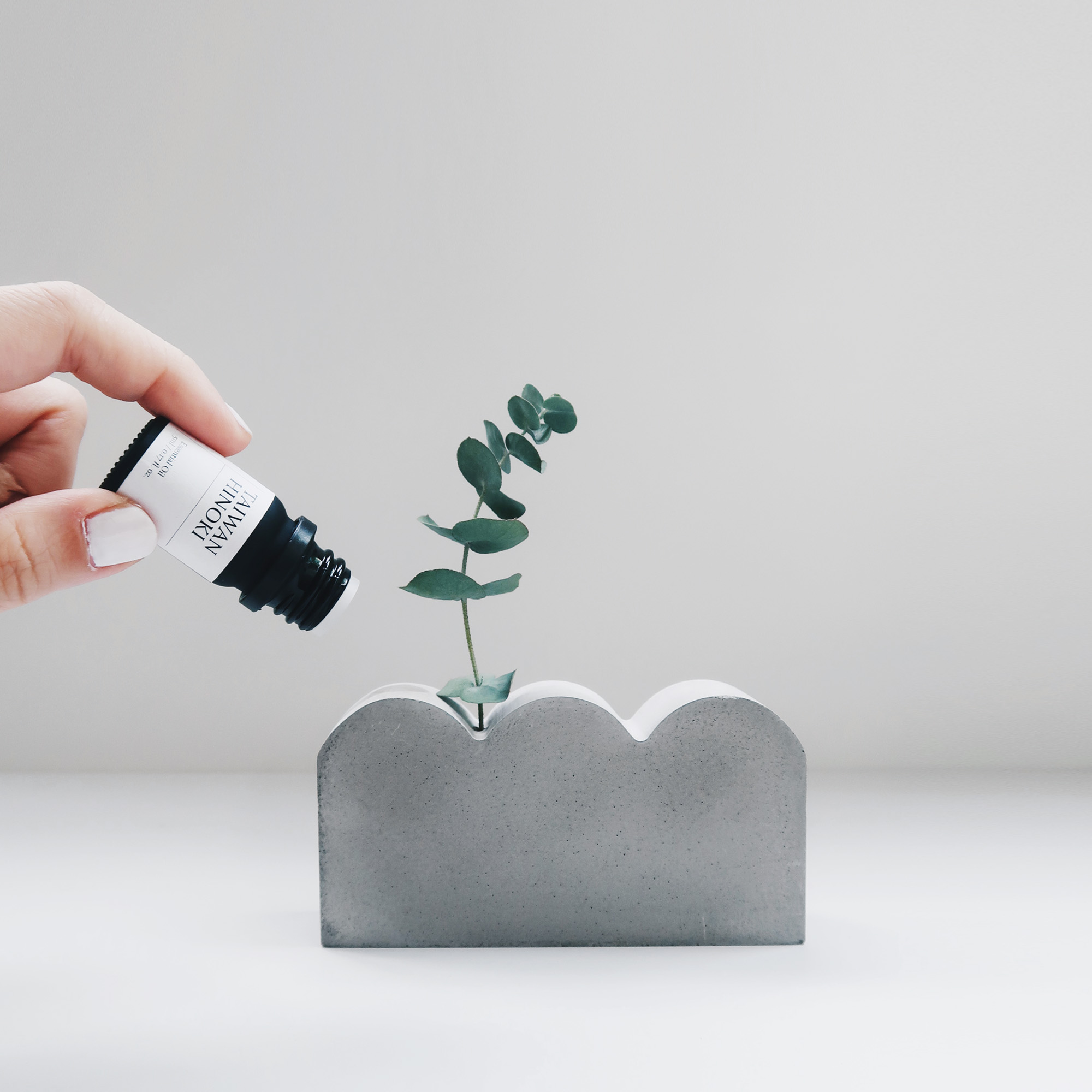 MOUNTAIN 水泥擴香石花器 + 純天然精油3件組
 / Concrete vase, Aromatic diffuser, Incense holder